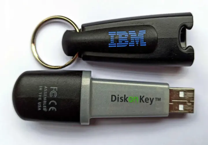 Ein IBM DiskOnKey-USB-Stick, der zeigt, seit wann es USB-Sticks gibt.