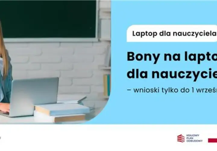 Uśmiechnięta nauczycielka przy biurku z laptopem. Program "Bony na laptopy dla nauczycieli" wspiera edukację.