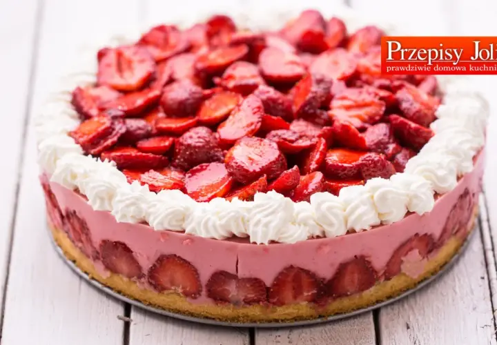 Pyszny tort truskawkowy z bitą śmietaną, idealny przepis na lato.