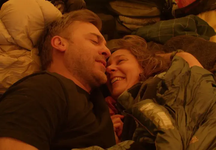 Para zakochanych w śpiworach, czułe spojrzenia i uśmiechy. Ten moment przypomina scenę z filmu "Zapach miłości".
