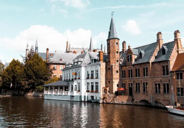 Bruggia, miasto kanałów, gdzie budynki odbijają się w wodzie. Czy Belgia ma dostęp do morza? Tak, przez port w Ostendzie.