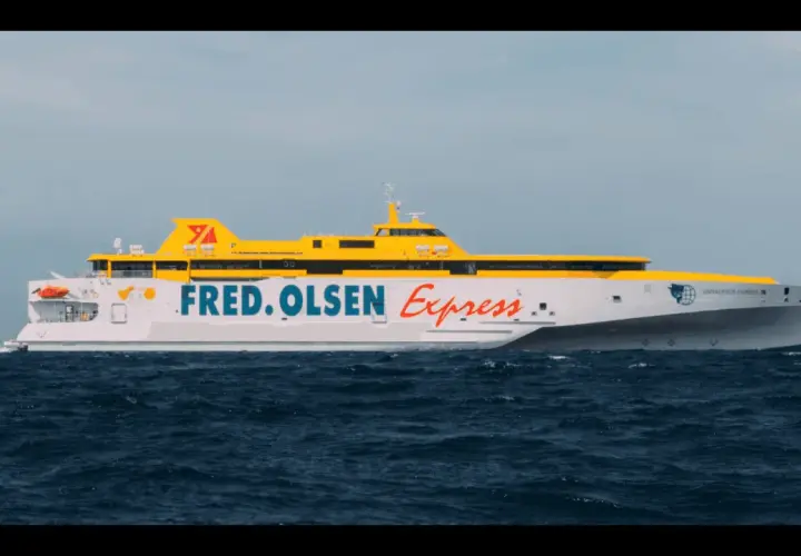 Prom Fred. Olsen Express płynie po oceanie, łącząc Teneryfę z Gran Canarią.