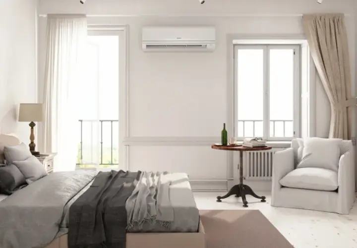 Habitación luminosa con cama, armario y aire acondicionado, ideal para llevar aire acondicionado a otra habitación y disfrutar de confort.