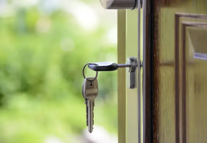 Une clé dans une serrure, symbolisant l'espoir. Le préfet peut-il annuler une expulsion ?