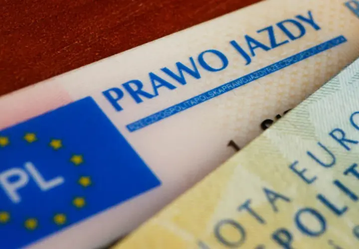 Zbliżenie na polskie prawo jazdy z kodem 96. Widoczny fragment dokumentu z napisem "PRAWO JAZDY" i flagą UE z oznaczeniem "PL".