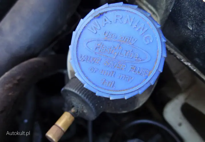 Niebieska nakrętka lubryfikatora LPG z napisem "Valve Saver Fluid". Dba o silnik zasilany gazem.
