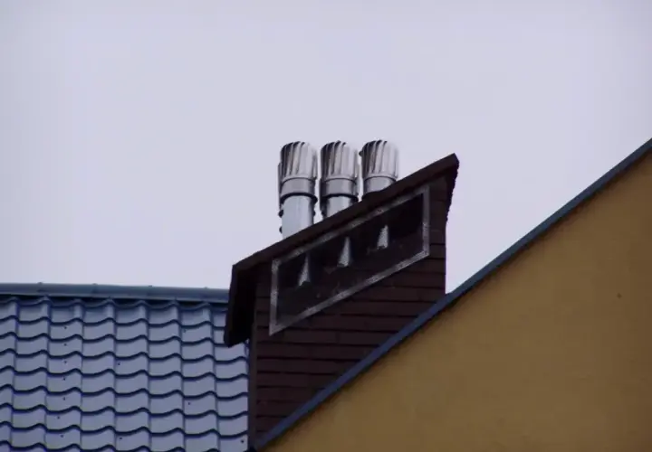 Trzy obrotowe nasady kominowe zapewniają prawidłowe zakończenie komina wentylacyjnego, chroniąc przed deszczem i wiatrem.