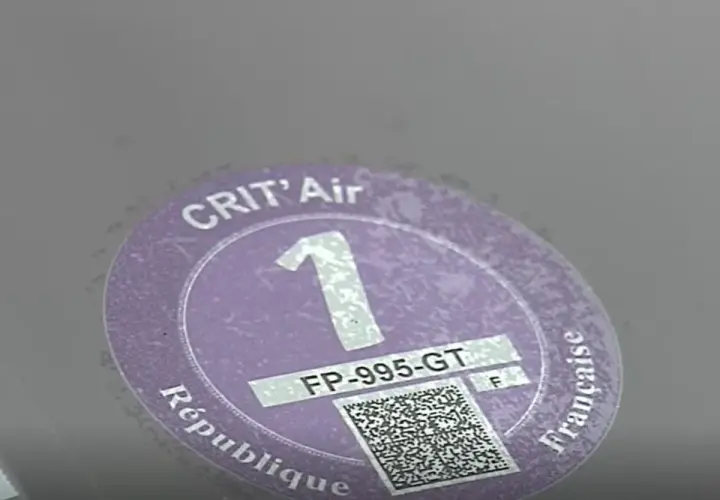 Pegatina CRIT'Air 1 morada, con número de registro FP-995-GT y código QR. Indica baja contaminación.