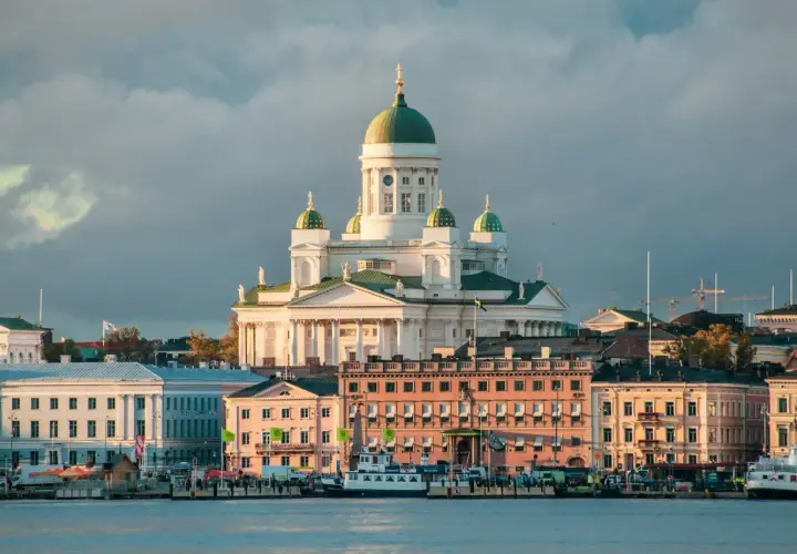 Katedra w Helsinkach, jeden z głównych punktów, które warto zobaczyć w stolicy Finlandii, góruje nad portem.