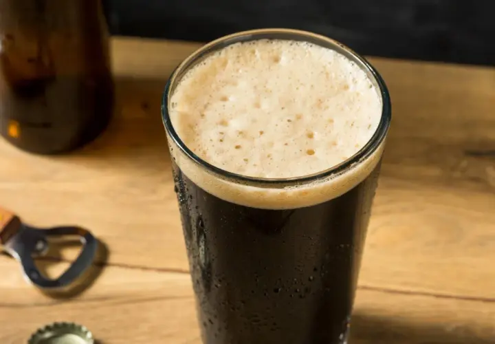 Un verre de stout bien mousseux, prêt à être dégusté. Une recette parfaite pour les amateurs de bières foncées.