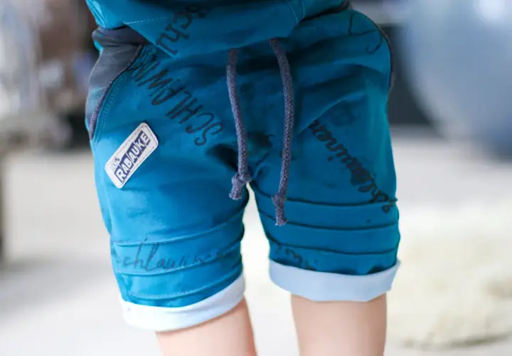 Kurze Hosen für Jungen: Bequem, robust & stylish der Eltern-Guide