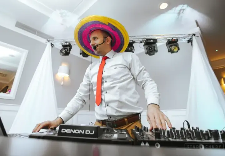 Ile kosztuje DJ na osiemnastkę? Ceny, pakiety i jak oszczędzić