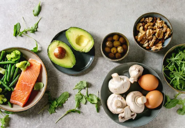 Składniki na dietę keto: łosoś, warzywa, awokado, jajka, grzyby, orzechy i oliwki. To właśnie keto co to za dieta?