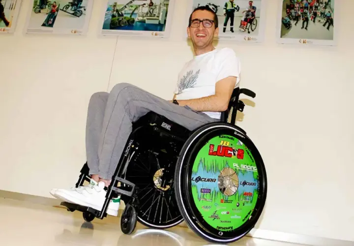 Lucas de Ulacia sonríe en su silla de ruedas, con la rueda decorada con "¡Lucas!".