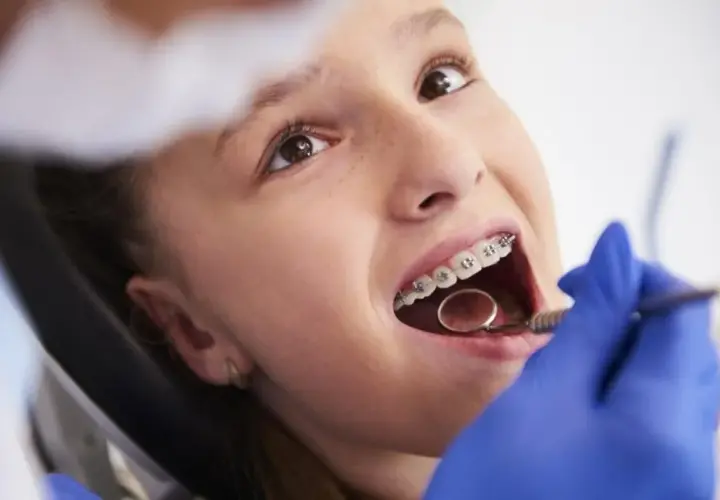Ortodonta czy dentysta? Kto założy aparat na zęby?