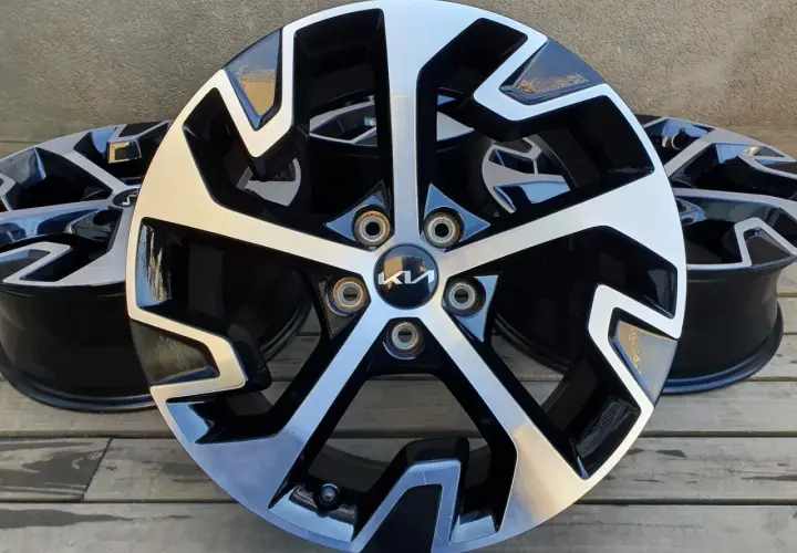 Felgi do Kia Sportage, idealne do wyboru rozmiaru opon. Nowoczesny design w czarno-srebrnym kolorze.