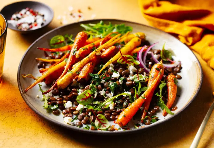 Bunte Karotten mit Linsen, Feta und Kräutern – ein Fest für die Augen und ein Beweis für leckere vegetarische Gerichte.
