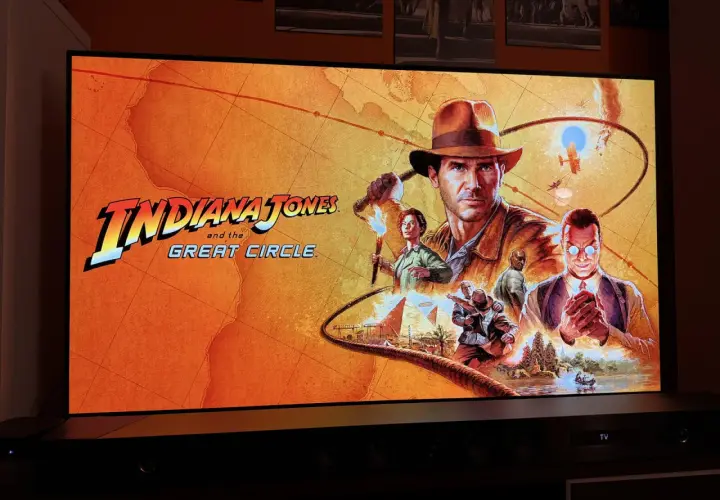 Indiana Jones and the Great Circle – gra, która spełni wymagania fanów przygód! Na ekranie tytuł gry z Indianą i jego towarzyszami.
