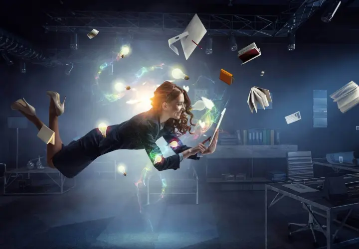 Mujer levitando en una oficina, rodeada de ideas brillantes y objetos flotantes. En pleno **flow state**, crea y trabaja con energía.
