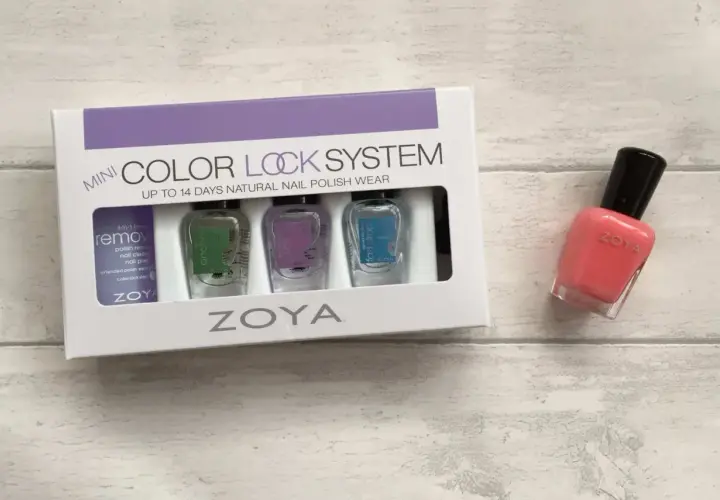 Zoya Color Lock System-kit med tre små flaskor och en separat korallfärgad Zoya nagellacksflaska.