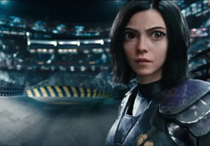 Alita Battle Angel 2: Alita w zbroi, z wielkimi oczami, stoi na arenie, gotowa do walki.