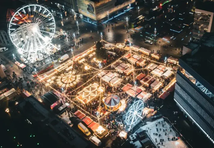 Nocny jarmark bożonarodzeniowy Katowice: rozświetlone stoiska, karuzela, diabelski młyn i lodowisko tworzą magiczną atmosferę.
