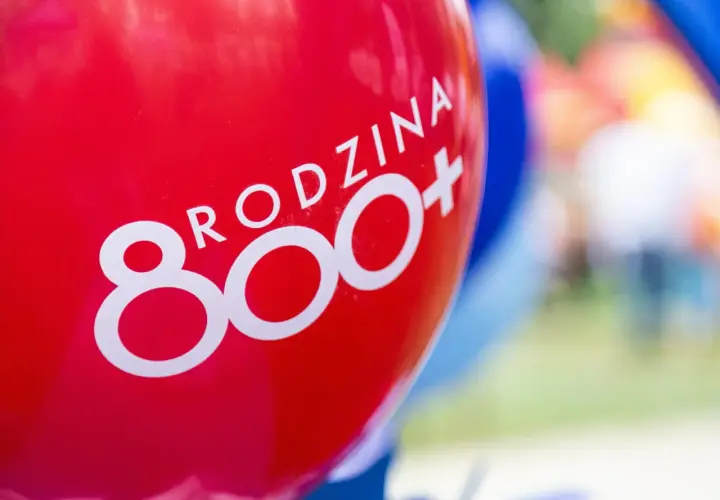 Czerwony balon z białym napisem "RODZINA 800+".