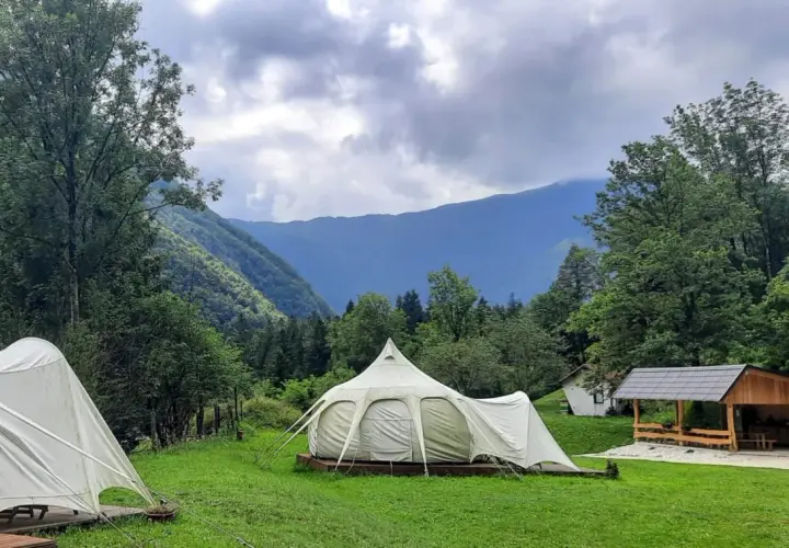 Idealne miejsce, gdzie pod namiot, w otoczeniu zielonych gór i lasów. Chwila relaksu w harmonii z naturą.