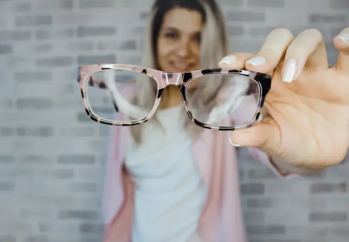 Jaki kolor oprawek do blond włosów? Odkryj najlepsze połączenia