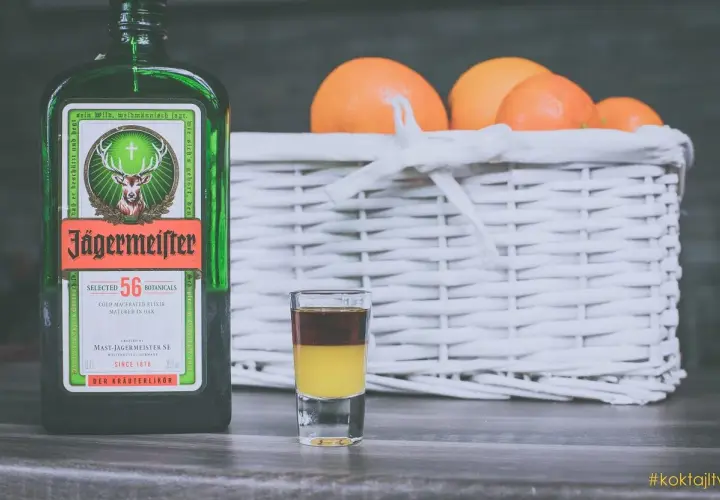 Butelka Jägermeister, kieliszek z warstwowym shotem i koszyk z pomarańczami. Idealny zestaw na wieczór z przyjaciółmi. #koktajltv
