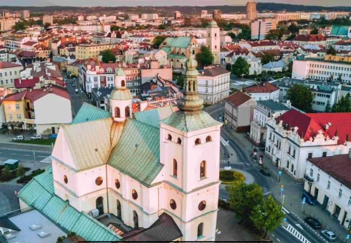 Rzeszów oferuje wiele atrakcji dla dorosłych, od zabytkowych kościołów po urokliwe uliczki.