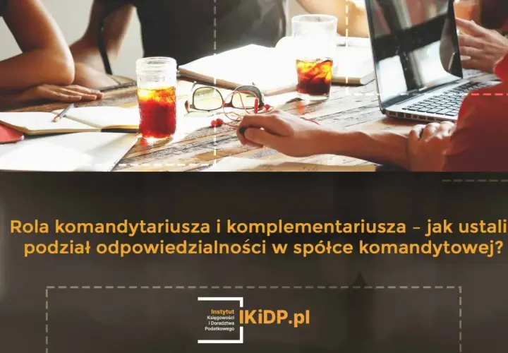 Ludzie przy stole dyskutują o podziale odpowiedzialności w spółce komandytowej.