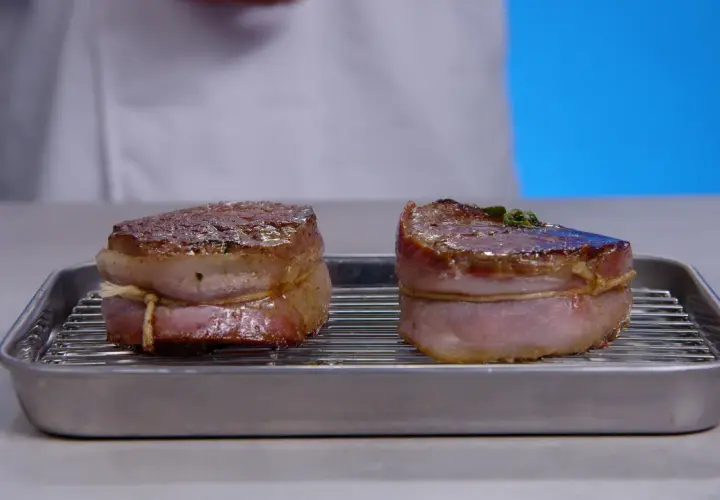 Deux filets mignons au four, enveloppés de lard, prêts à être dégustés.