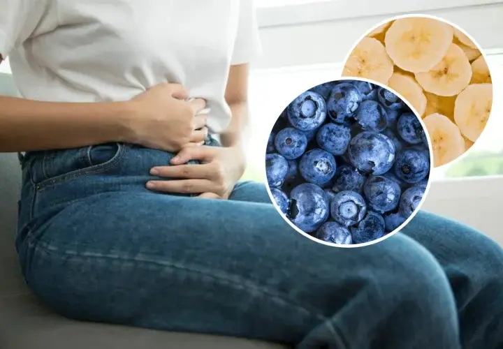 Osoba z bólem brzucha, wskazująca na potencjalne problemy z trawieniem. W tle jagody i plasterki banana – naturalne sposoby na biegunkę.