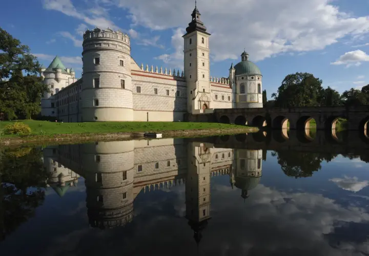 Zamek Krasiczyn i jego odbicie w wodzie. Sprawdź krasiczyn park cennik przed wizytą.