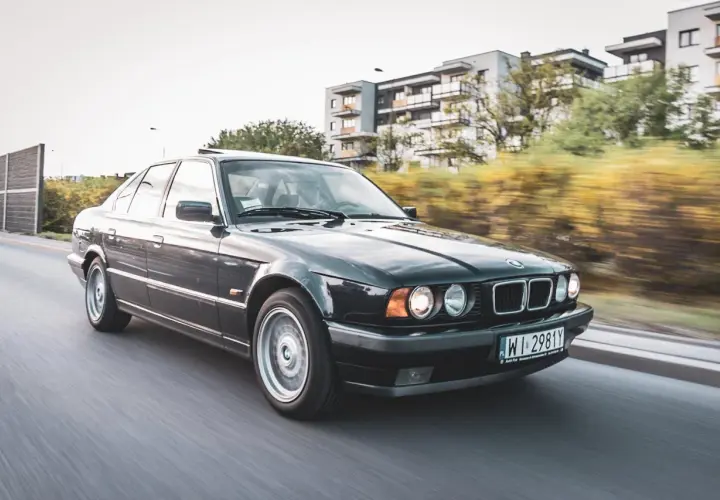 BMW E34 – wyjątkowa specyfikacja, osiągi i cechy kultowego sedana