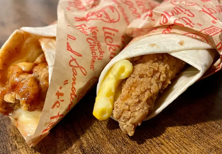 Dwa mcwrap klasyczny kcal w papierze z kurczakiem i serem. Jeden polany sosem, drugi z makaronem.