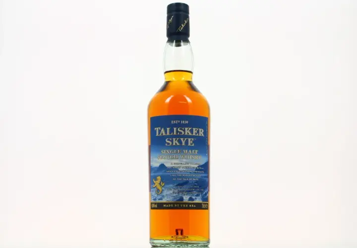 Bouteille de Talisker Skye, un single malt écossais. Son étiquette évoque la beauté sauvage de l'île de Skye, promettant une expérience fumée et épicée. Un avis Talisker Skye à découvrir.