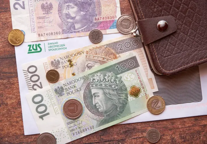 ZUS, pieniądze i portfel. Czy umowa o dzieło wlicza się do emerytury? Pytanie o przyszłość finansową.
