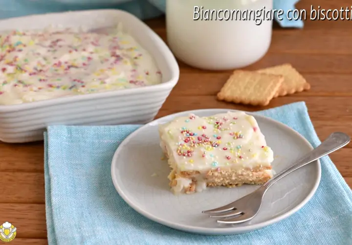 Biancomangiare ricetta della nonna con biscotti e zuccherini colorati, un dolce semplice e goloso.