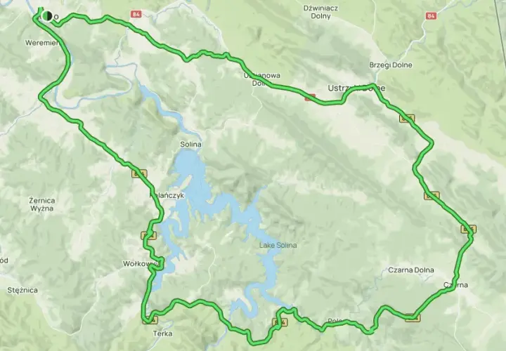 Mapa z zaznaczoną zieloną trasą wokół Jeziora Solina. To mała pętla bieszczadzka trasa, która prowadzi przez malownicze tereny.