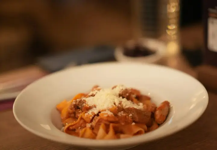 Pappardelle z sosem bolognese, posypane parmezanem. Pyszne danie, które może być inspiracją do przygotowania spaghetti bolognese przepis oryginalny.