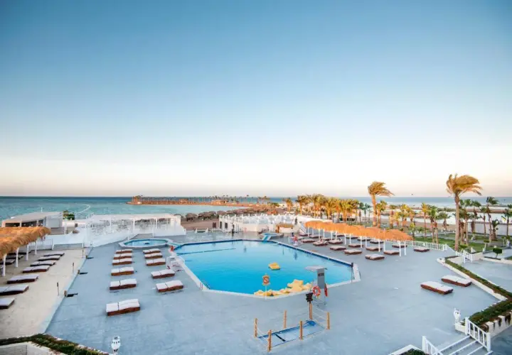 Relaks przy basenie i plaży w Meraki Resort Hurghada. Słoneczny dzień nad Morzem Czerwonym.