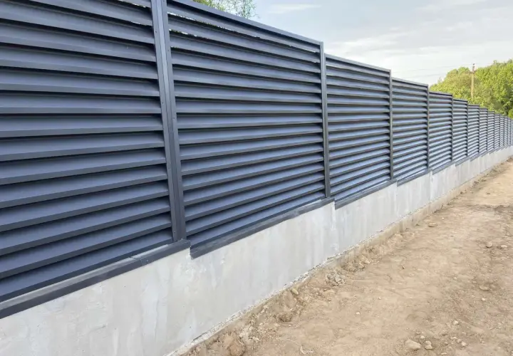 Nowoczesne ogrodzenie z łupków na betonowym fundamencie. Zastanawiasz się, ile kosztuje wylanie fundamentu pod ogrodzenie?