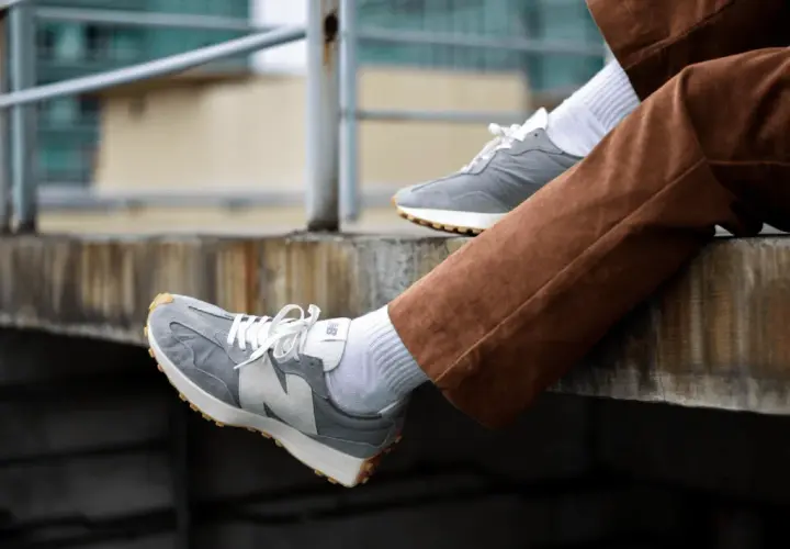 Szare New Balance na nogach w brązowych sztruksach. Zastanawiasz się, czy new balance można prać w pralce? Te wyglądają na czyste!