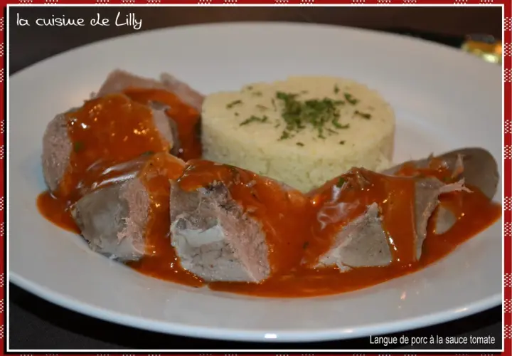 Langue de porc en sauce tomate, servie avec une portion de semoule garnie d'herbes. Un plat savoureux de "la cuisine de Lilly".