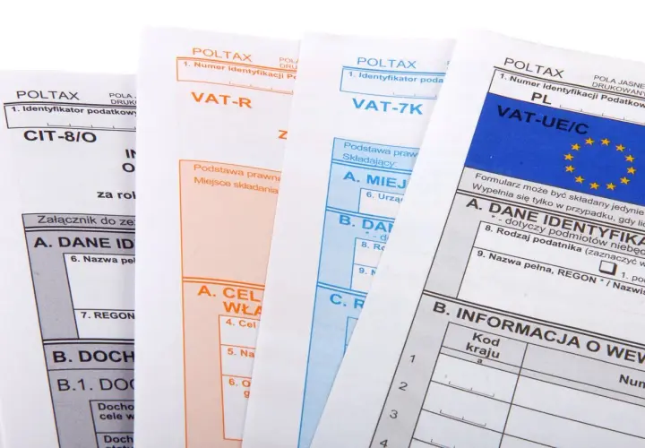Formularze podatkowe, takie jak VAT-R, VAT-7K, VAT-UE/C, CIT-8/O, zawierają dane do faktury imiennej, identyfikator podatkowy, REGON i inne informacje.