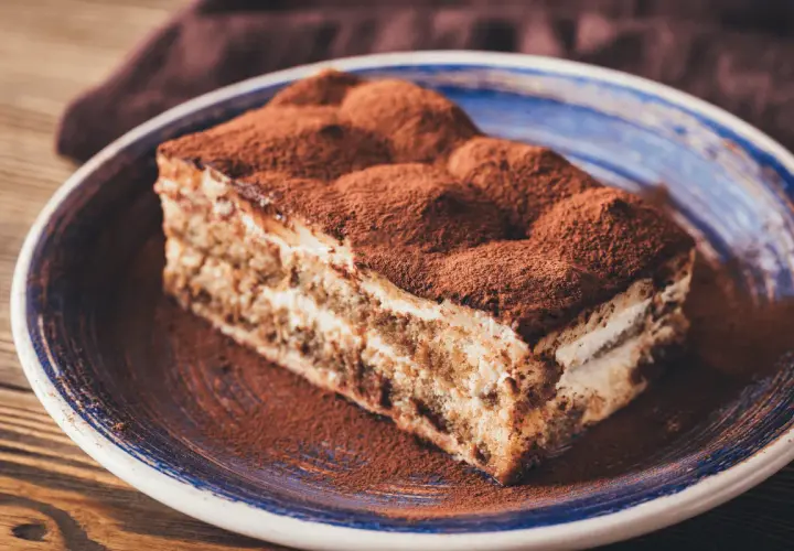 Pyszny kawałek tiramisu, co to znaczy? To włoski deser z kawą i kakao, który rozpływa się w ustach.
