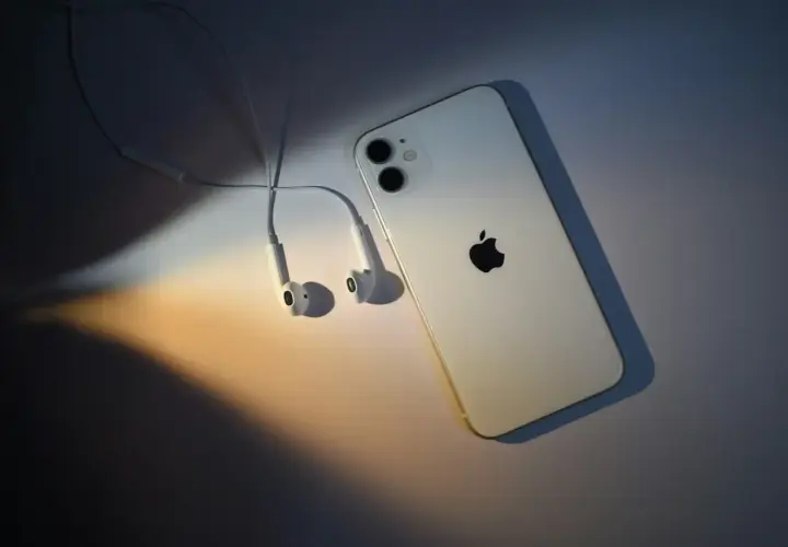 Biały iPhone 11 z słuchawkami, gotowy na premierę.
