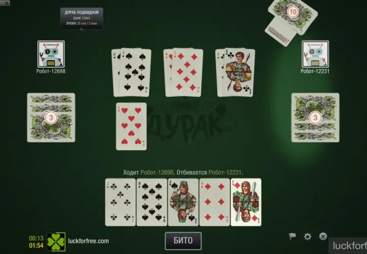 Gra w "Duraka". Roboty grają w karty, jeden próbuje się bronić, drugi atakuje.